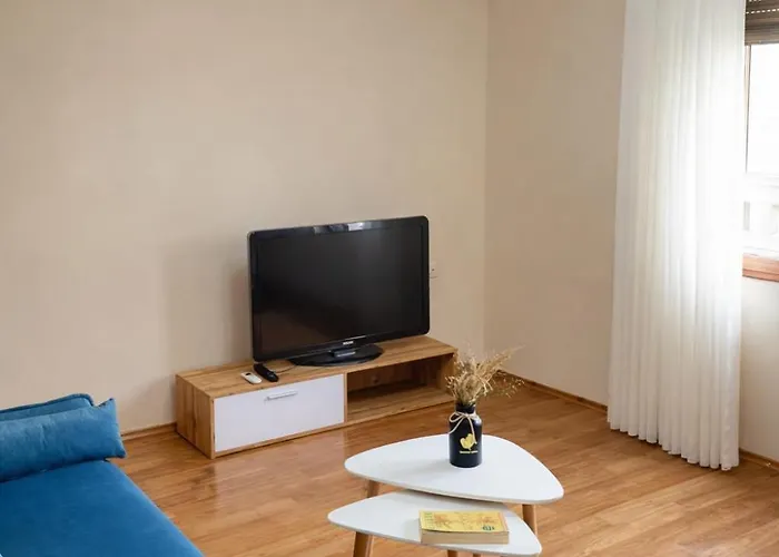 - Free Parking Nearby