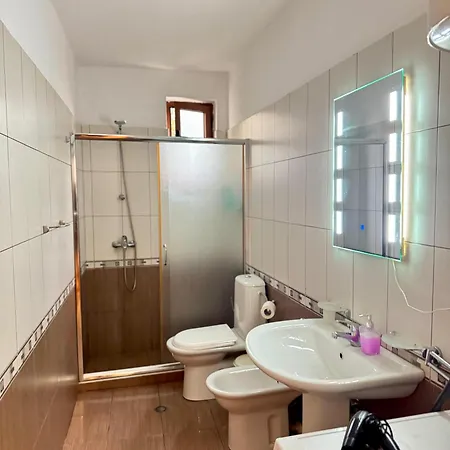 Apartment - Free Parking Nearby